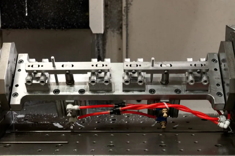 高精度4軸ミーリング加工のためアルミ合金ダイカスト筐体を固定する専用CNC加工治具