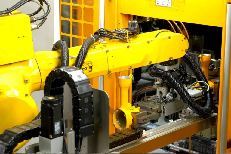 インサート成形されたアルミ工具ボディを処理する自動生産セル、安定したグリップ品質と分子レベルの接着性を確保