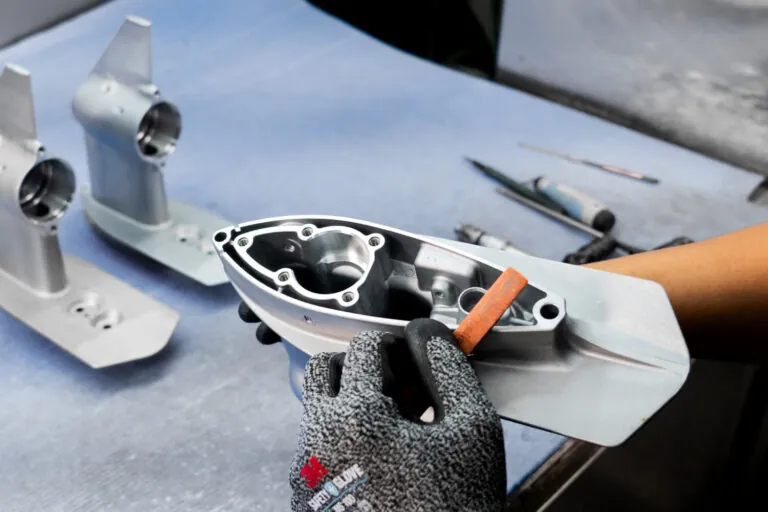 CNC加工後の精密アルミ合金ダイカスト製海洋部品に対する手作業バリ取りおよび最終表面仕上げ検査