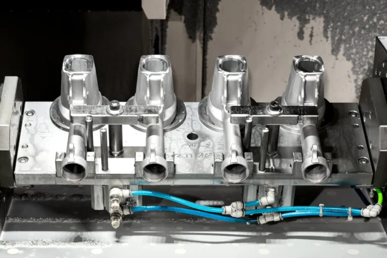 アルミ農業機械部品の同時精密穴あけおよびミーリング加工に対応するCNC多面固定治具