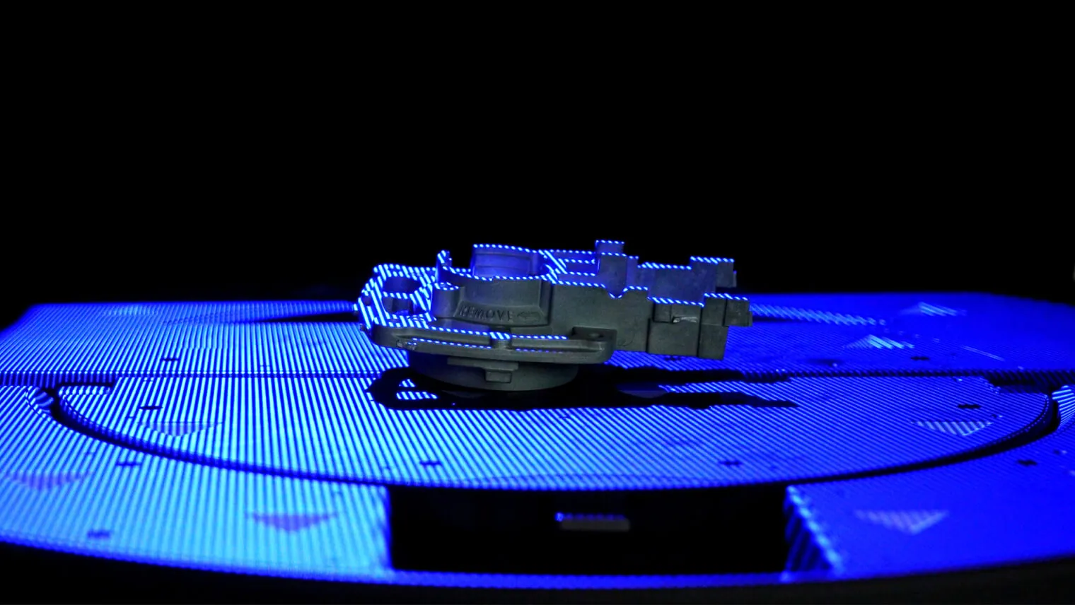 複雑なアルミ合金ダイカストアセンブリの表面解析および幾何精度検証のための先進3Dブルーライトスキャン