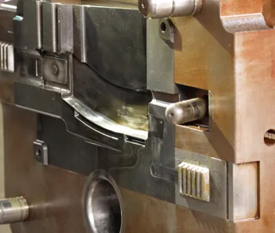 JoinCastの熟練技術者による高圧アルミ合金ダイカスト金型の精密メンテナンスおよび手動調整