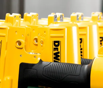 黄色のアルミ合金ダイカスト製空圧工具筐体に接着された黒色TPRインサート成形、優れた振動吸収性とグリップ性能を提供