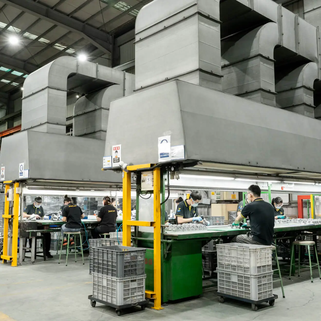 一貫生産体制の工場において、170名の専任チームが品質検査および精密組立を実施