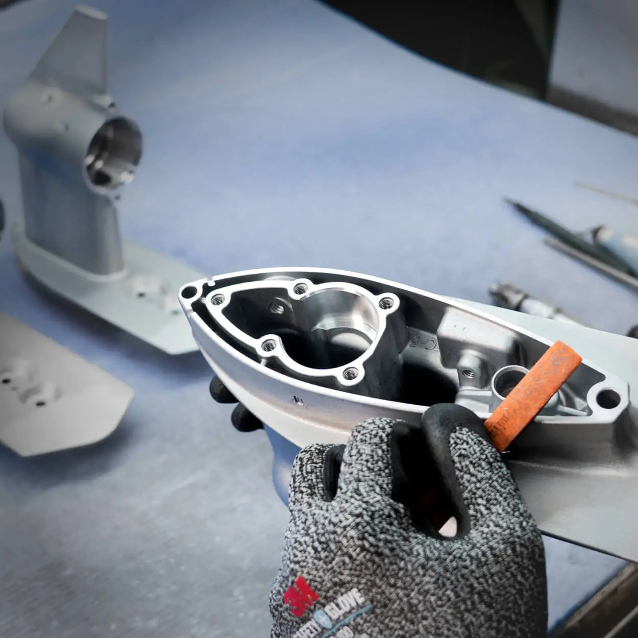 耐腐食性に優れたADC-3アルミ合金ダイカスト製海洋部品に対する手作業バリ取りおよび仕上げ工程、表面品質を確保