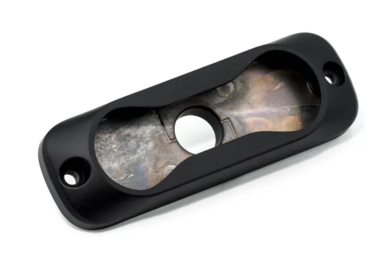 高摩耗環境の産業用照明用途に対応する硬質で耐摩耗性に優れた黒色アルマイト処理アルミ合金ダイカスト製照明ベゼル