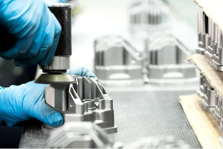 JoinCastの技術者によるアルミ合金ダイカスト照明部品の手作業研磨および表面処理、完璧な仕上げ品質を確保