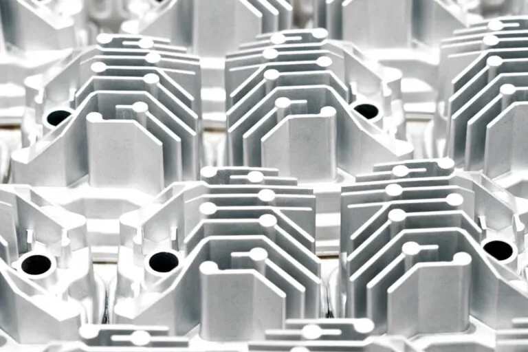 高出力照明用途に最適な放熱性能を確保するため、自動ショットブラスト工程に配置された精密設計アルミ合金ダイカストLEDヒートシンク