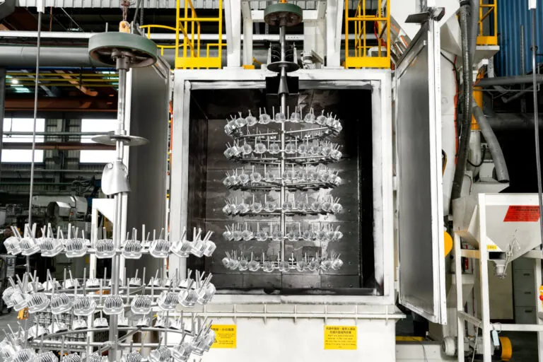 高出力照明用途に最適な放熱性能を確保するため、自動ショットブラスト工程に配置された精密設計アルミ合金ダイカストLEDヒートシンク