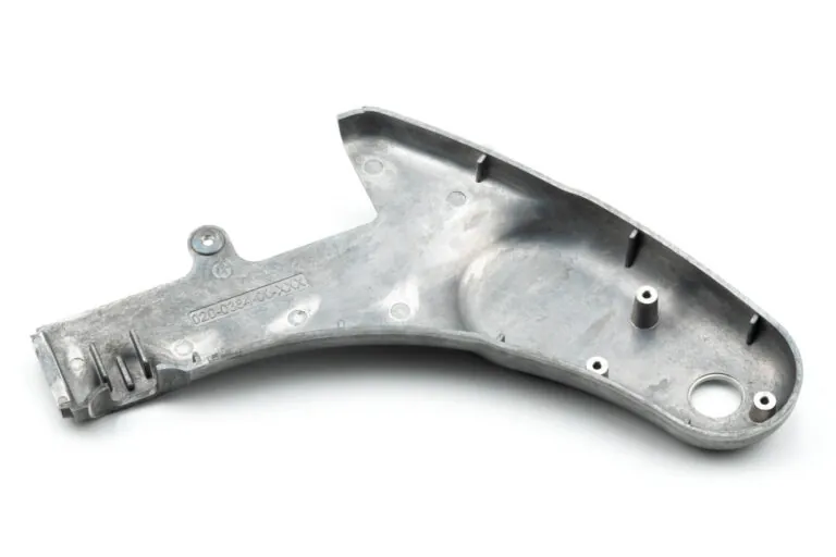 一体型取付ボスと高精度インターフェースを備えた精密加工医療機器カバーの内部構造ビュー