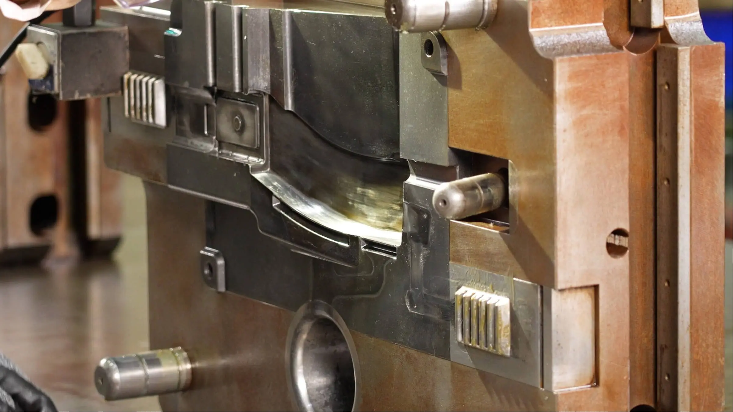 JoinCastの熟練技術者による高圧アルミ合金ダイカスト金型の精密メンテナンスおよび手動調整