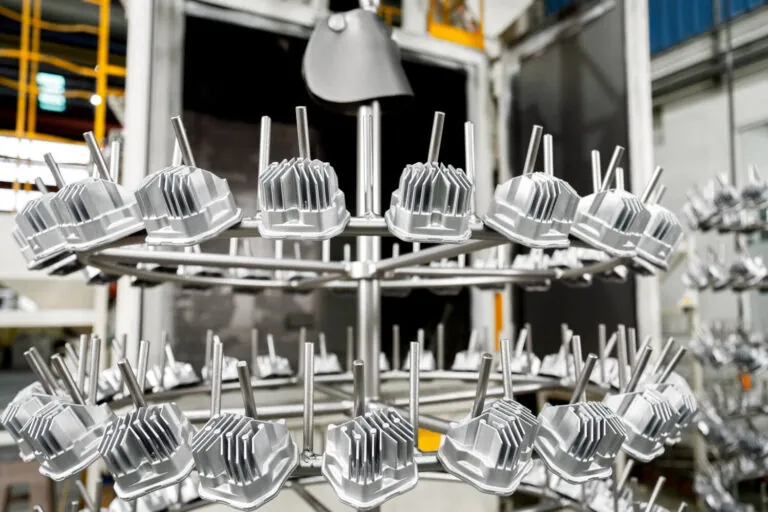 台湾JoinCast工場の自動ショットブラスト装置、量産アルミ部品に均一な表面テクスチャとスケール除去を実現