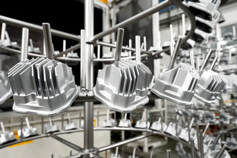 台湾JoinCast工場の自動ショットブラスト装置、量産アルミ部品に均一な表面テクスチャとスケール除去を実現