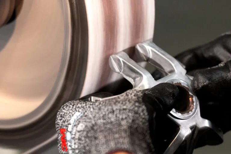 アルミ合金ダイカスト部品の内部形状に対する熟練手仕上げ、バリ除去と寸法精度維持を実現し表面処理前工程に対応