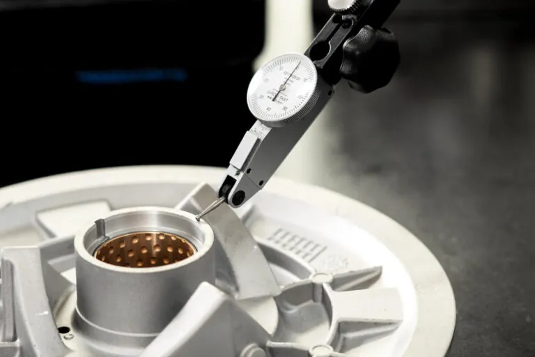 ±0.01mmの厳格な公差を確保するため、アルミ合金ダイカスト部品の重要ボアを測定する高精度ダイヤルゲージ