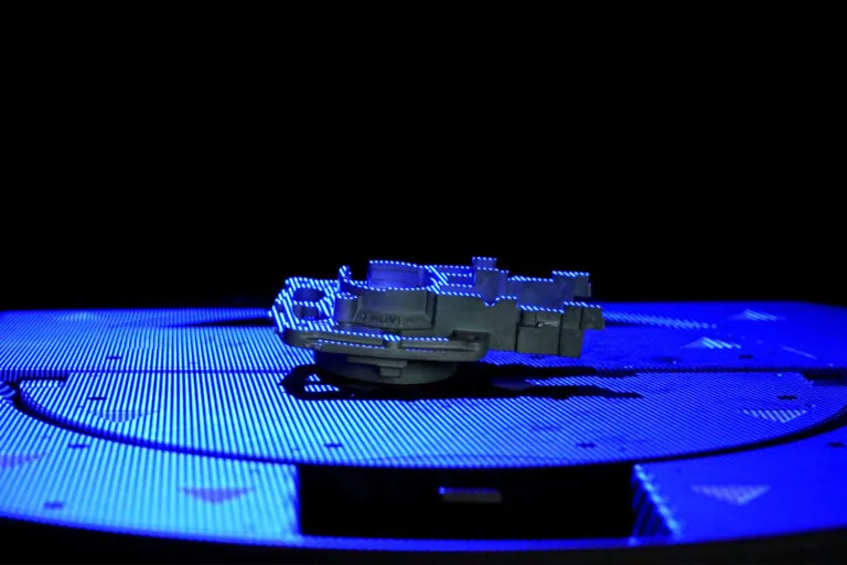 複雑なアルミ合金ダイカストアセンブリの表面解析および幾何精度検証のための先進3Dブルーライトスキャン