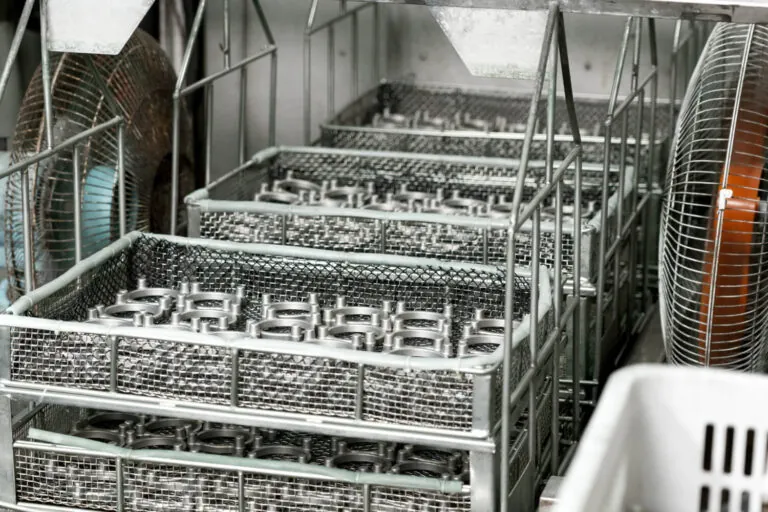 精密アルミ合金ダイカスト部品がCNC加工から自社内表面処理まで一貫生産工程を流れる様子