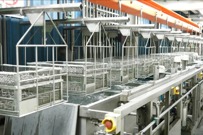 台湾JoinCast工場における全自動表面処理ライン、アルミ合金ダイカスト部品に対し均一な薬液浸漬およびコーティングを提供