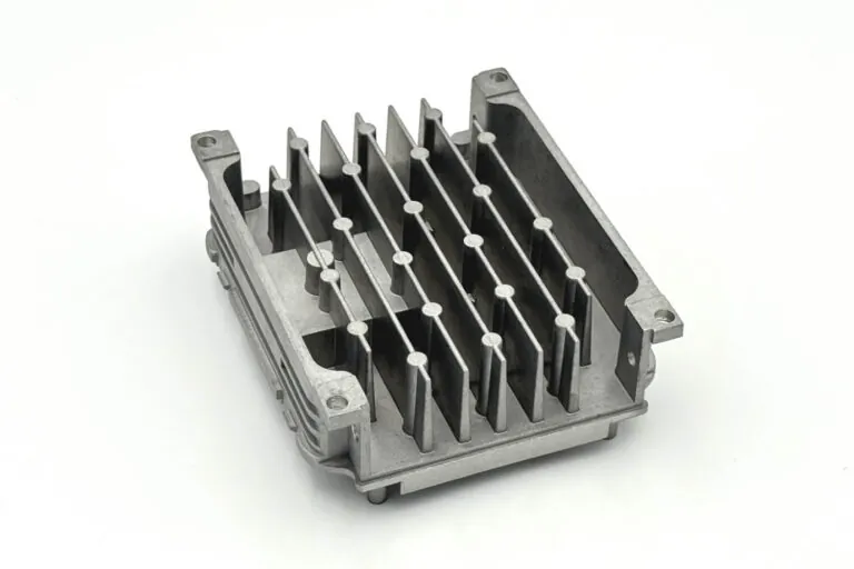 制限されたエアフロー環境下での高出力放熱に対応する非線形フィン構造を備えたアルミ合金ダイカスト製ヒートシンク