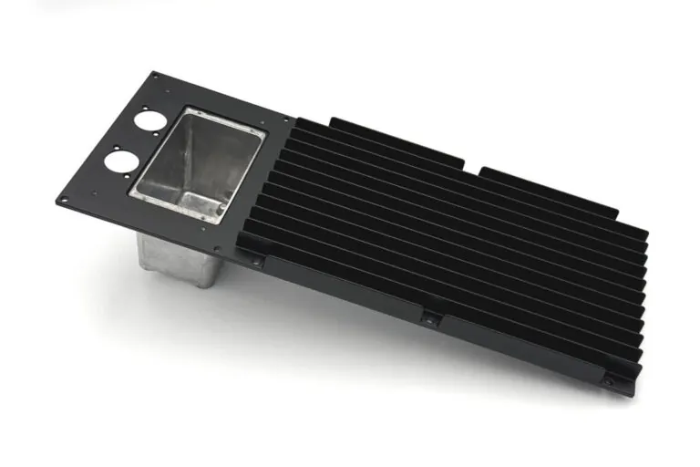 制御ユニット収納部を一体化した大型アルミ合金ダイカスト製ヒートシンクアセンブリ、電源電子機器の一体型筐体設計に対応