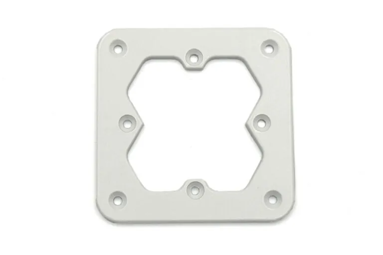 均一な塗膜厚とシャープなエッジを示す白色粉体塗装アルミ合金ダイカストフレームのクローズアップ