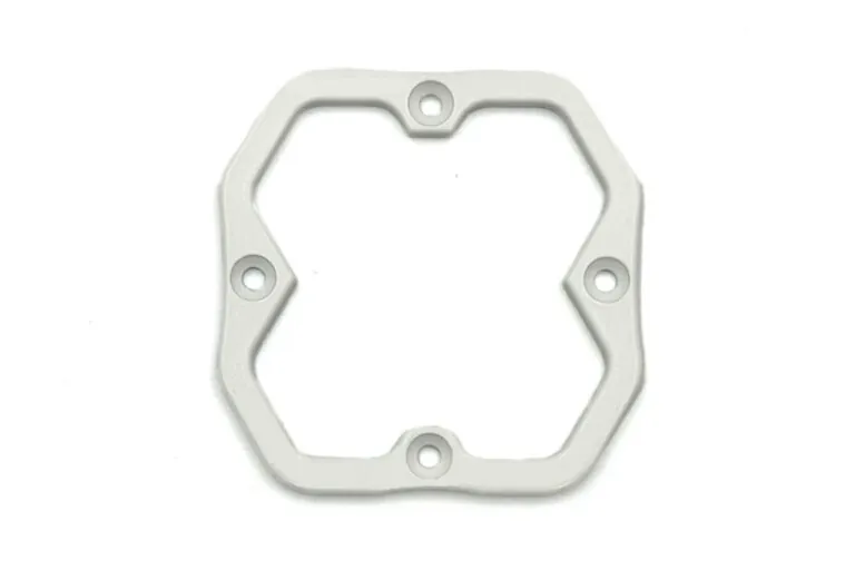 均一な塗膜厚とシャープなエッジを示す白色粉体塗装アルミ合金ダイカストフレームのクローズアップ