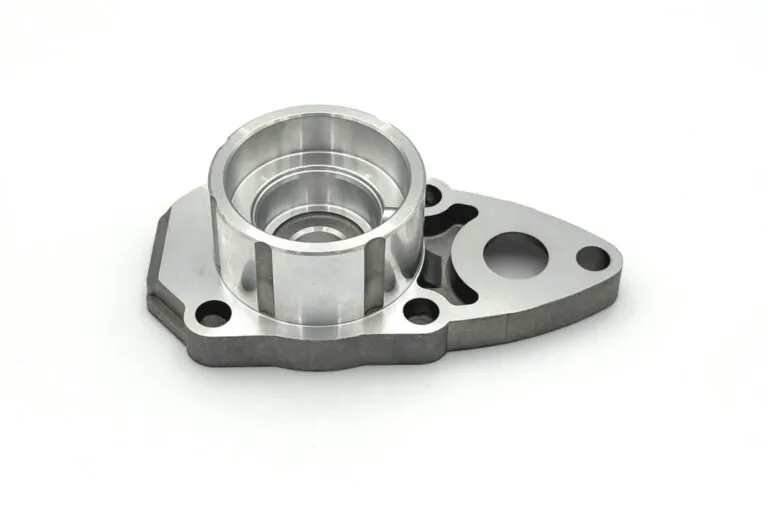 高精度公差のボア加工と滑らかな表面仕上げを備えた精密CNC加工アルミ部品のクローズアップ