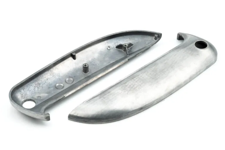 均一な金属流動を実現するため最適化されたランナー設計とゲート配置を示すデュアルキャビティダイカスト金型のプロフェッショナル3D CAD設計