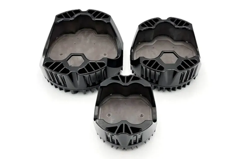 黒色コーティング仕上げのアルミ合金ダイカスト筐体、高品質な表面処理と精密な一体成形取付構造を実現