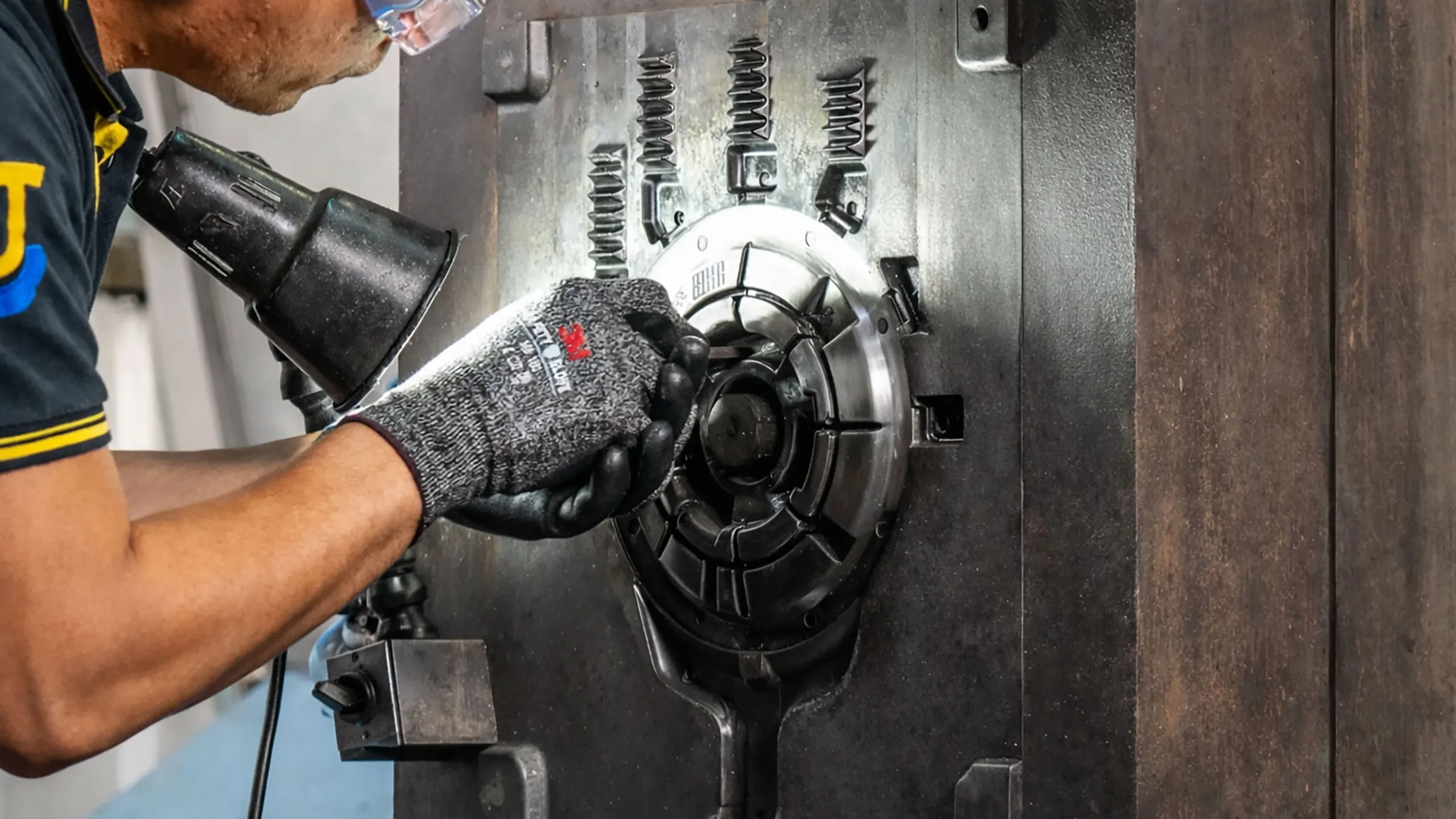 JoinCastの熟練技術者が高圧アルミ合金ダイカスト金型の精密メンテナンスおよび手動調整を実施